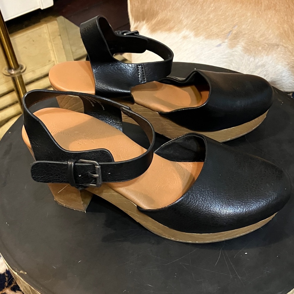 Universal Thread Black Leather Heels with Tan Soles
